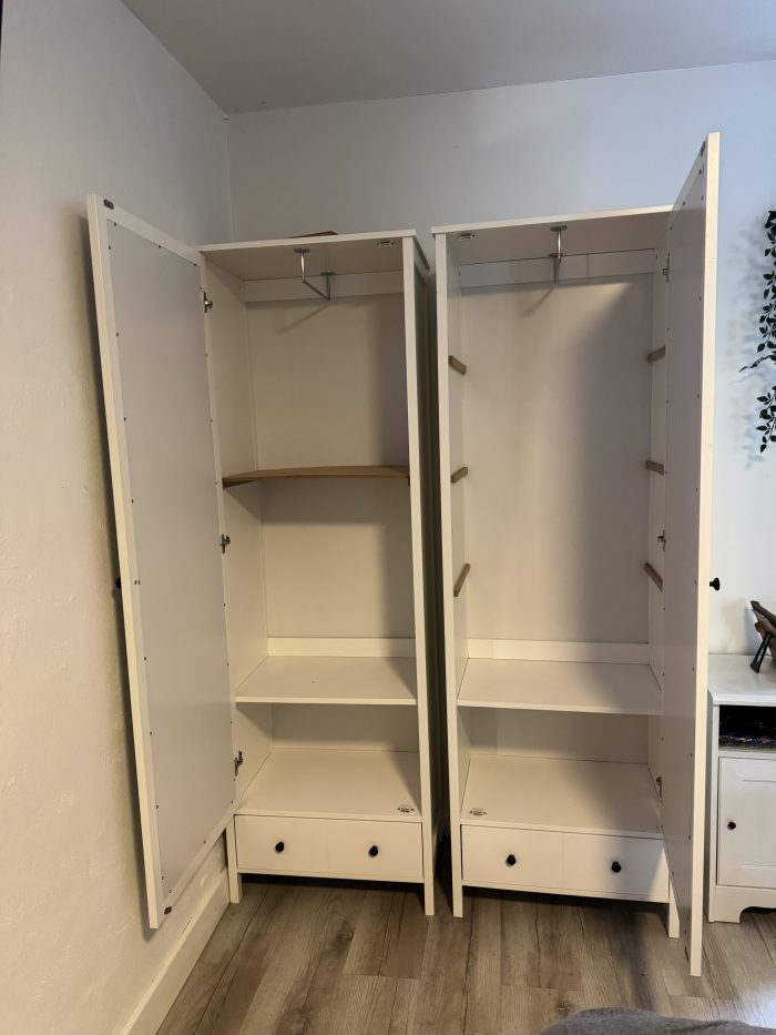 To hvide skabe med spejl - god stand