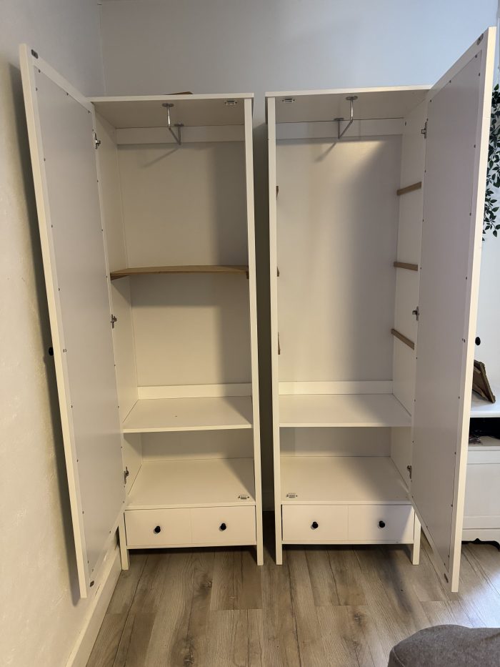 To hvide skabe med spejl - god stand