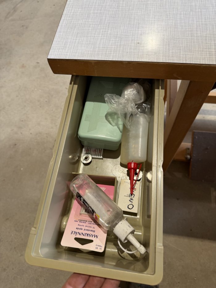 Gammel PFAFF 260 symaskine med træbord