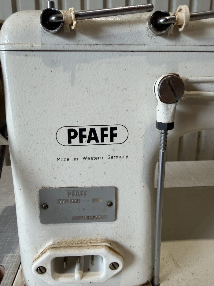 Gammel PFAFF 260 symaskine med træbord