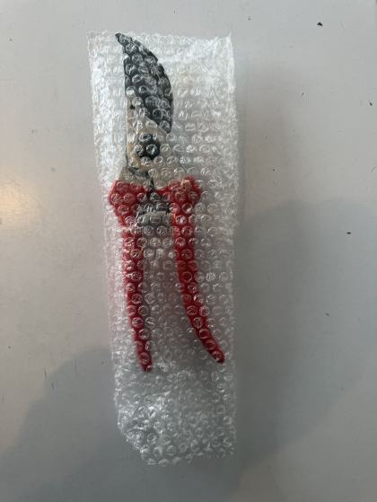Beskærersaks med rødt greb, ny i bobleplast
