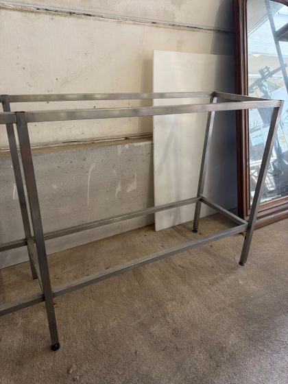 Rustfri stål understel til køkkenbord.