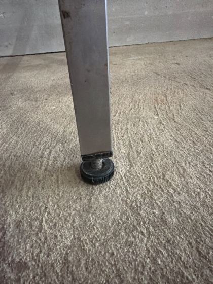 Rustfri stål understel til køkkenbord.